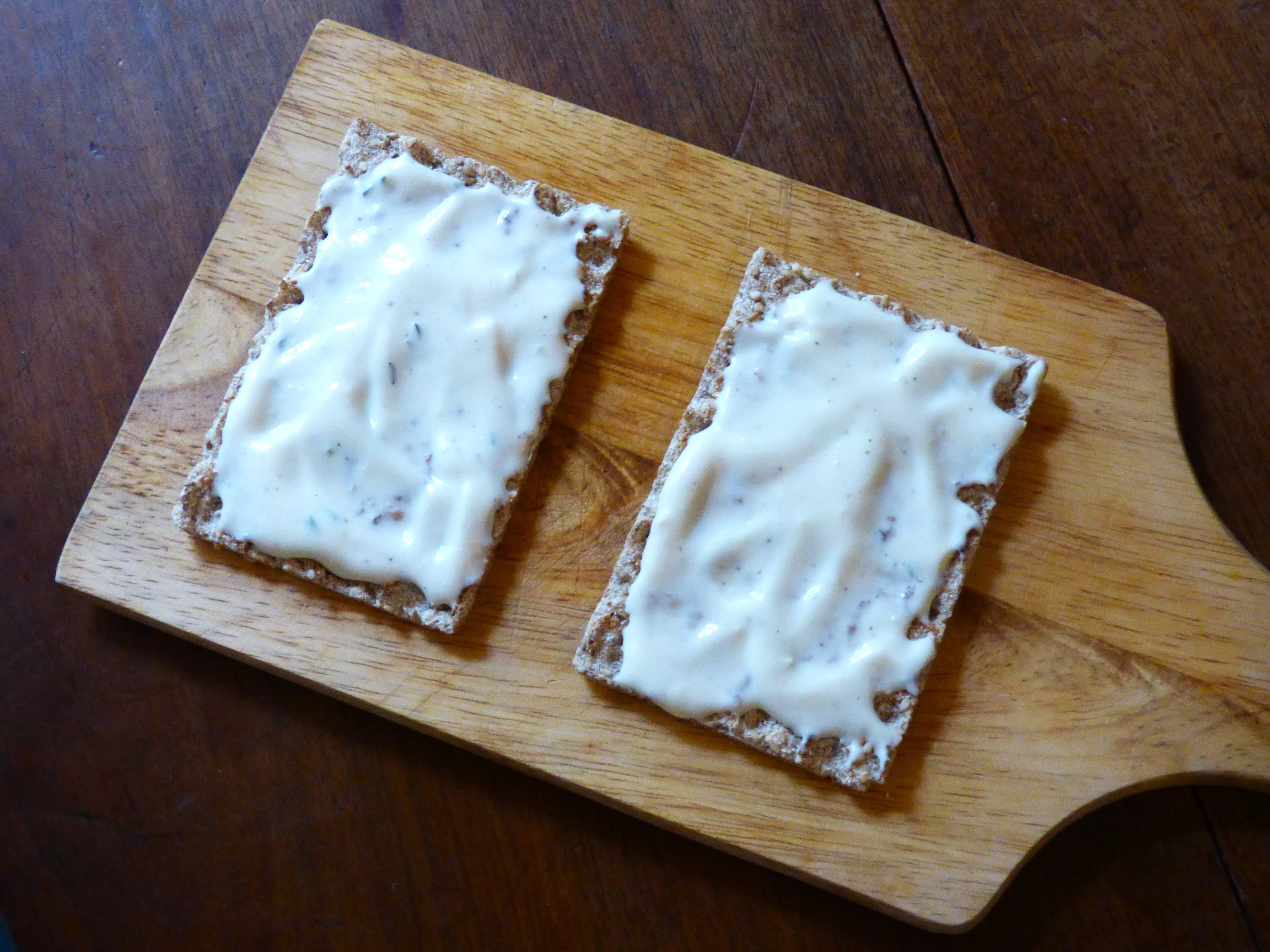 Foto gallette vegane con salmone e formaggio spalmabile