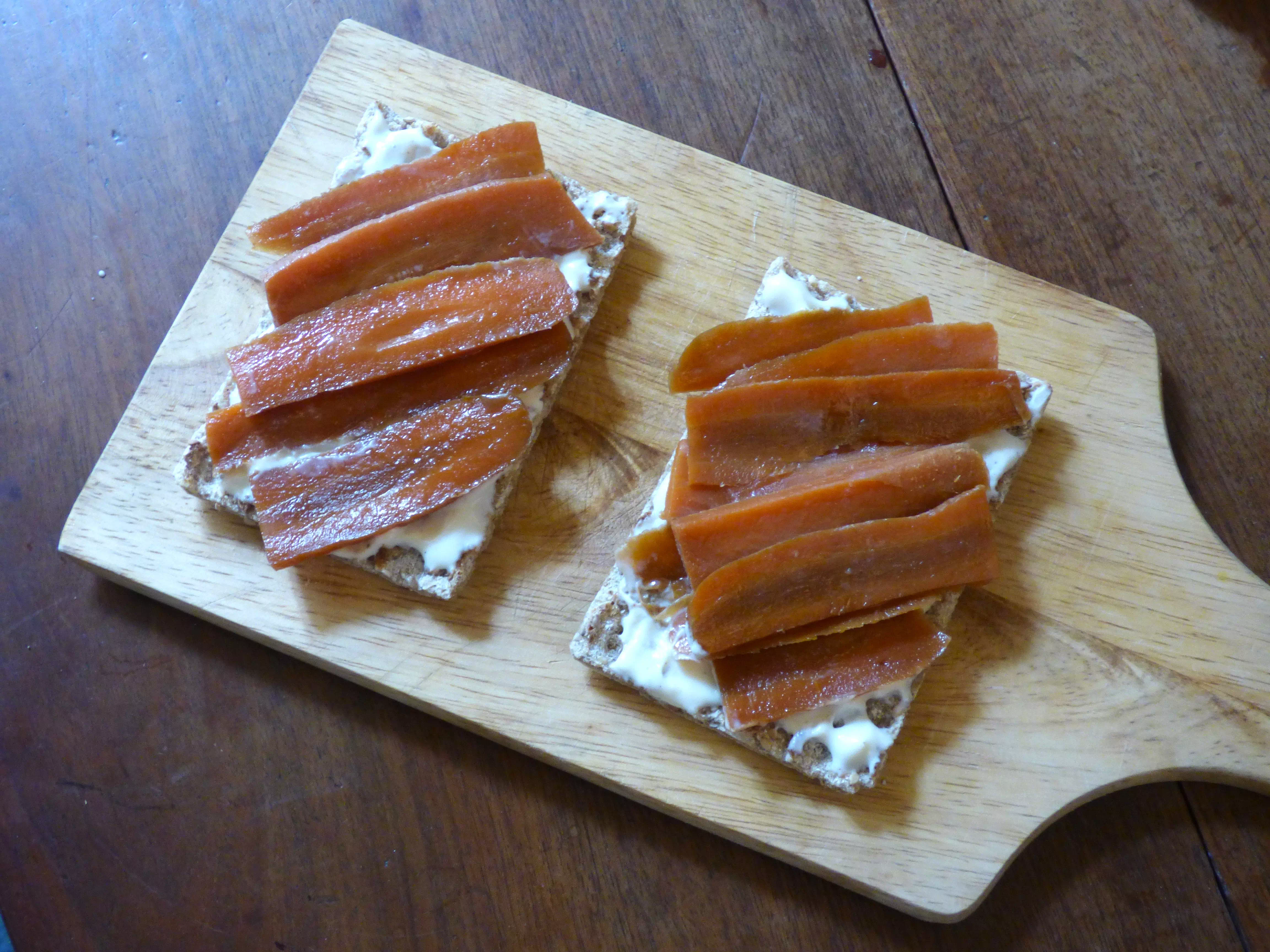 Foto gallette vegane con salmone e formaggio spalmabile