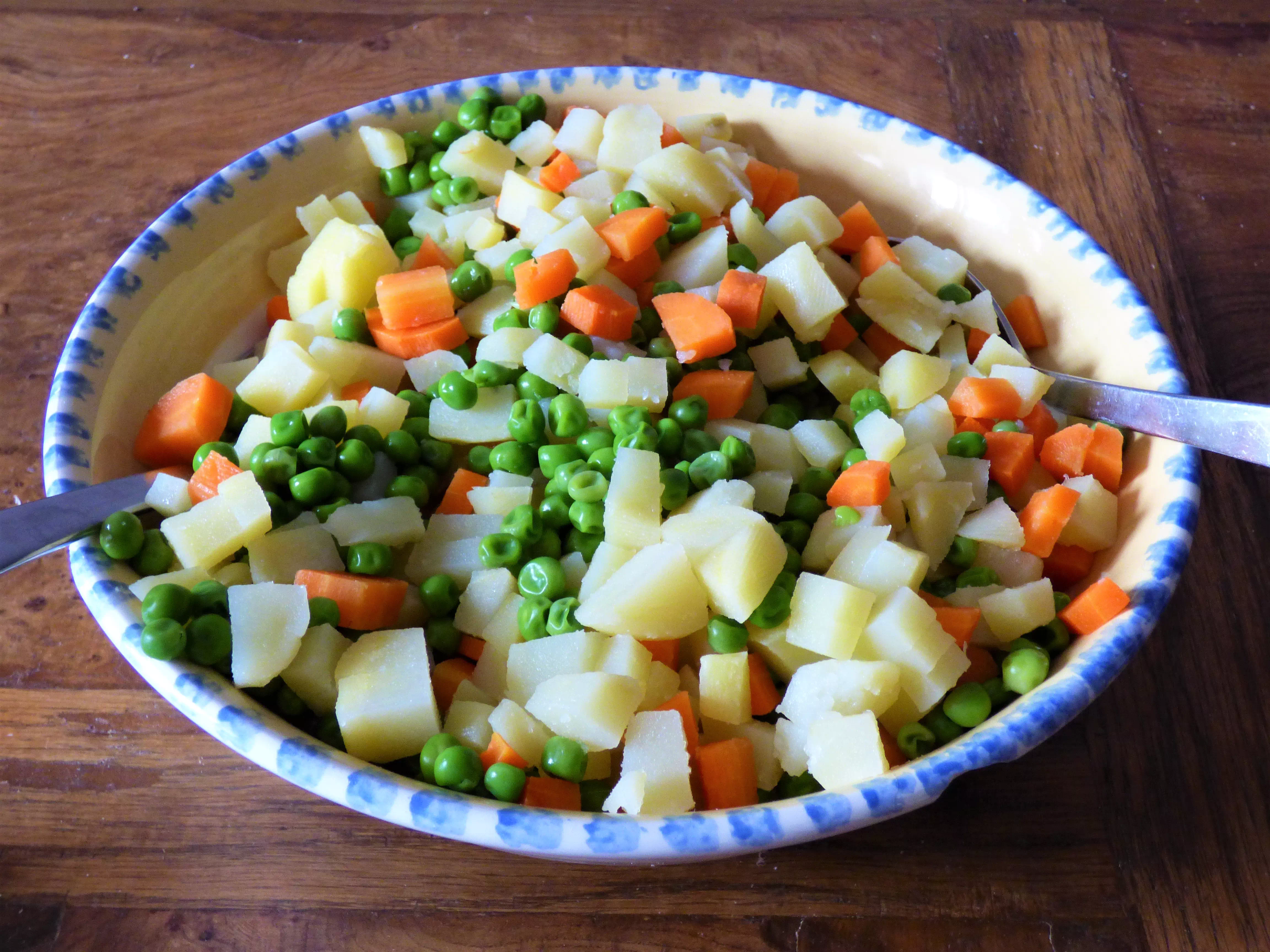 Foto insalata russa vegana