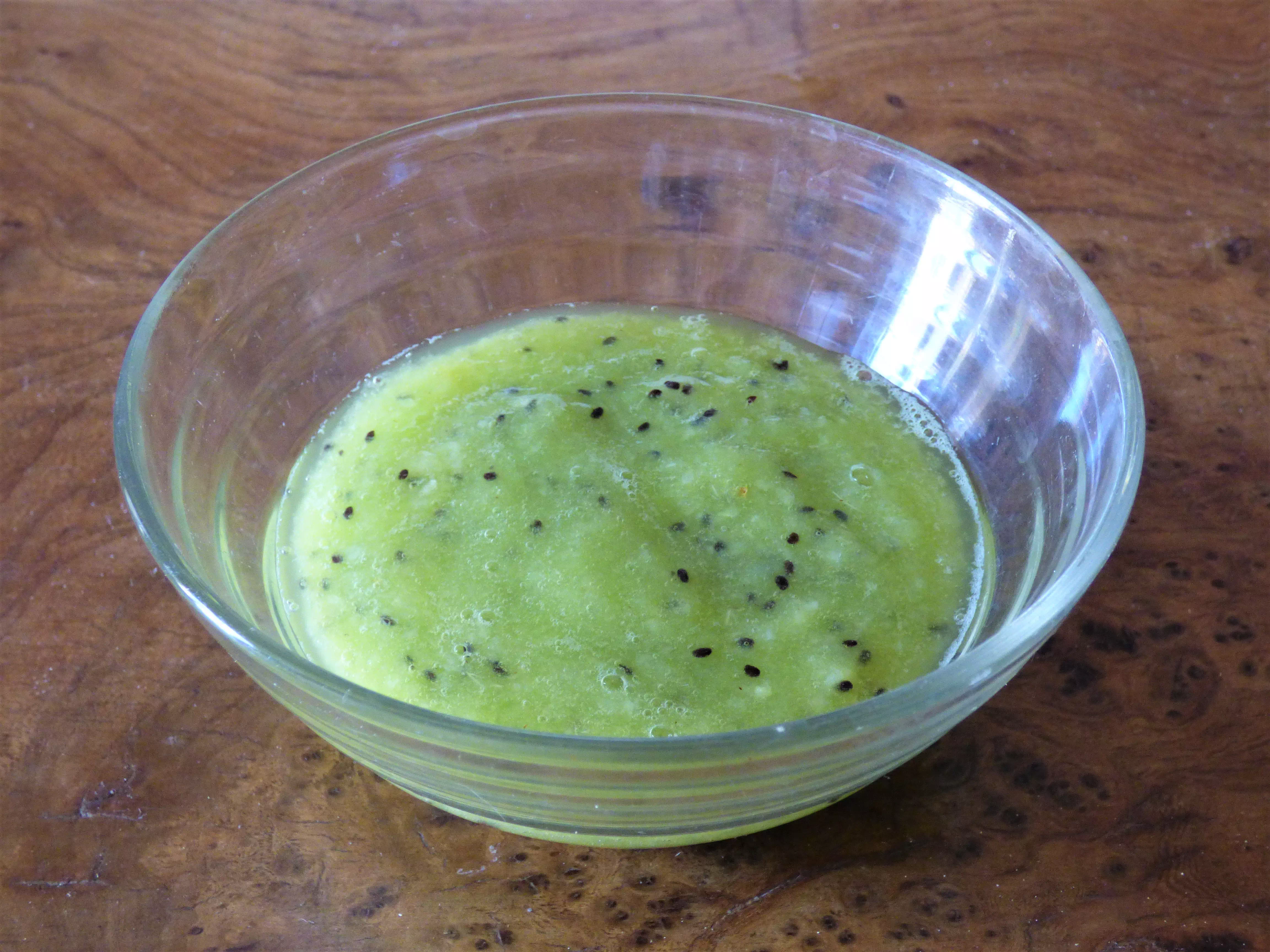 Foto budino vegano di semi di chia e kiwi