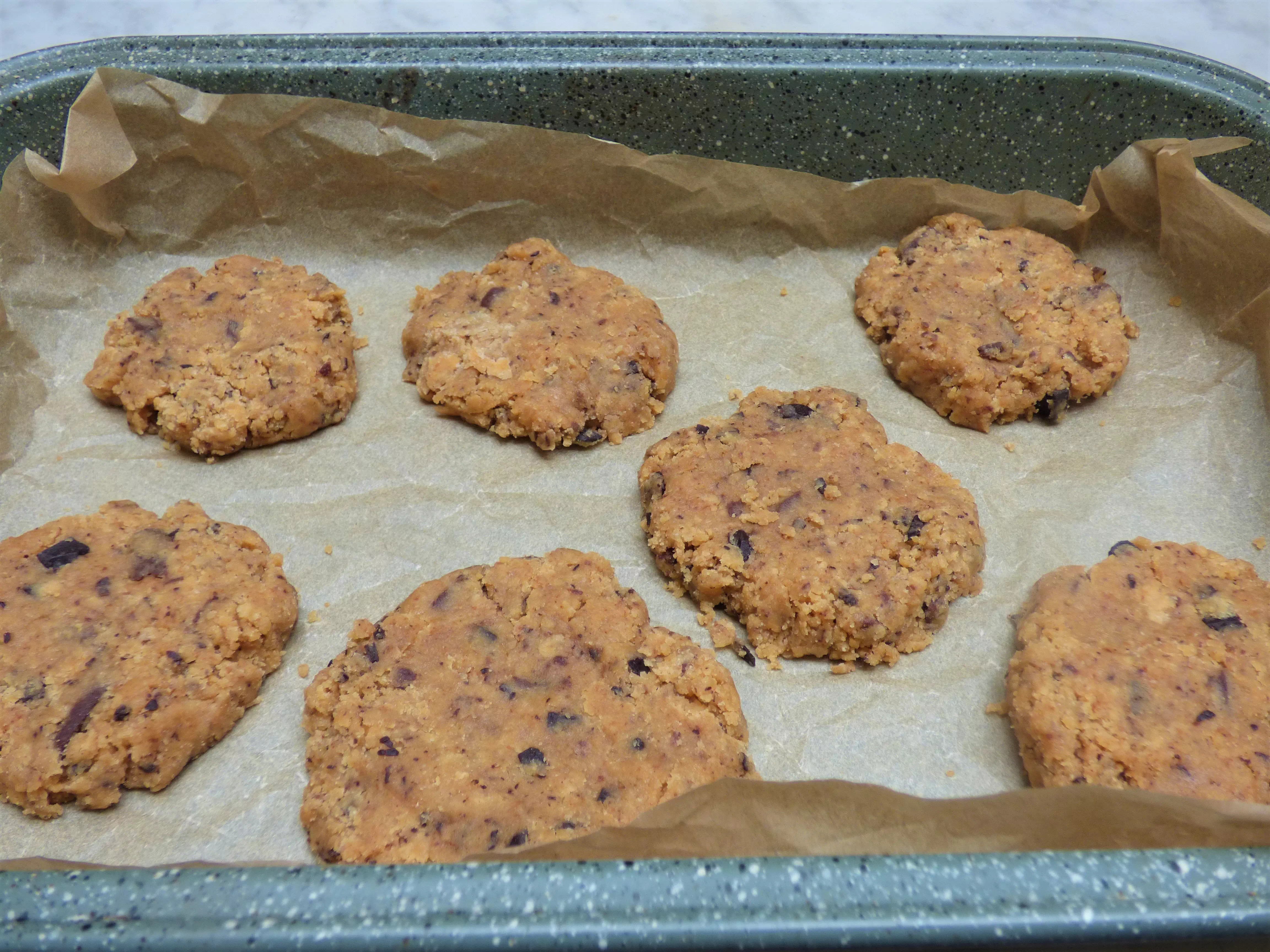 Foto cookies vegani di burro di arachidi e cioccolato