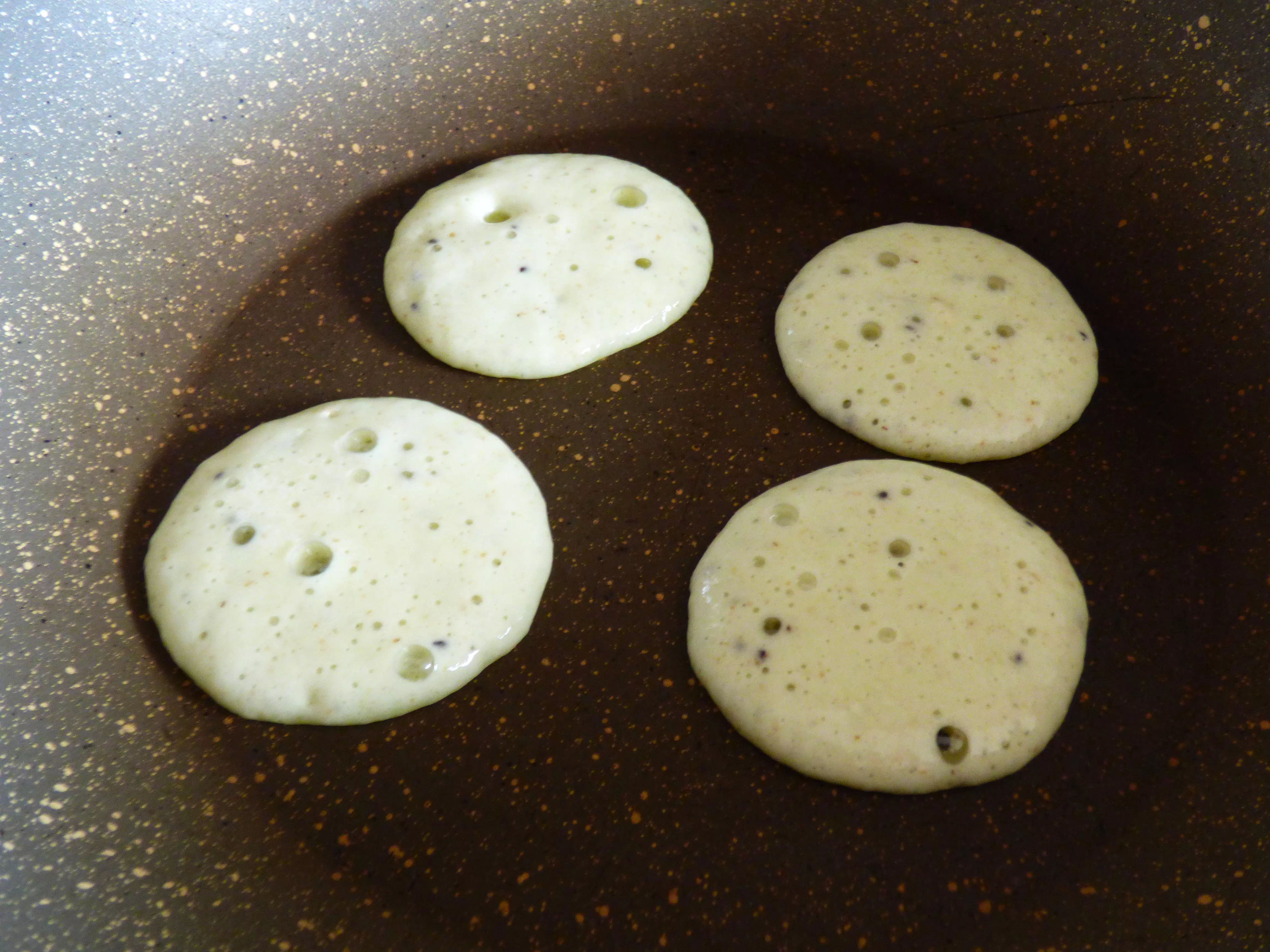 Foto pancakes vegani ai kiwi