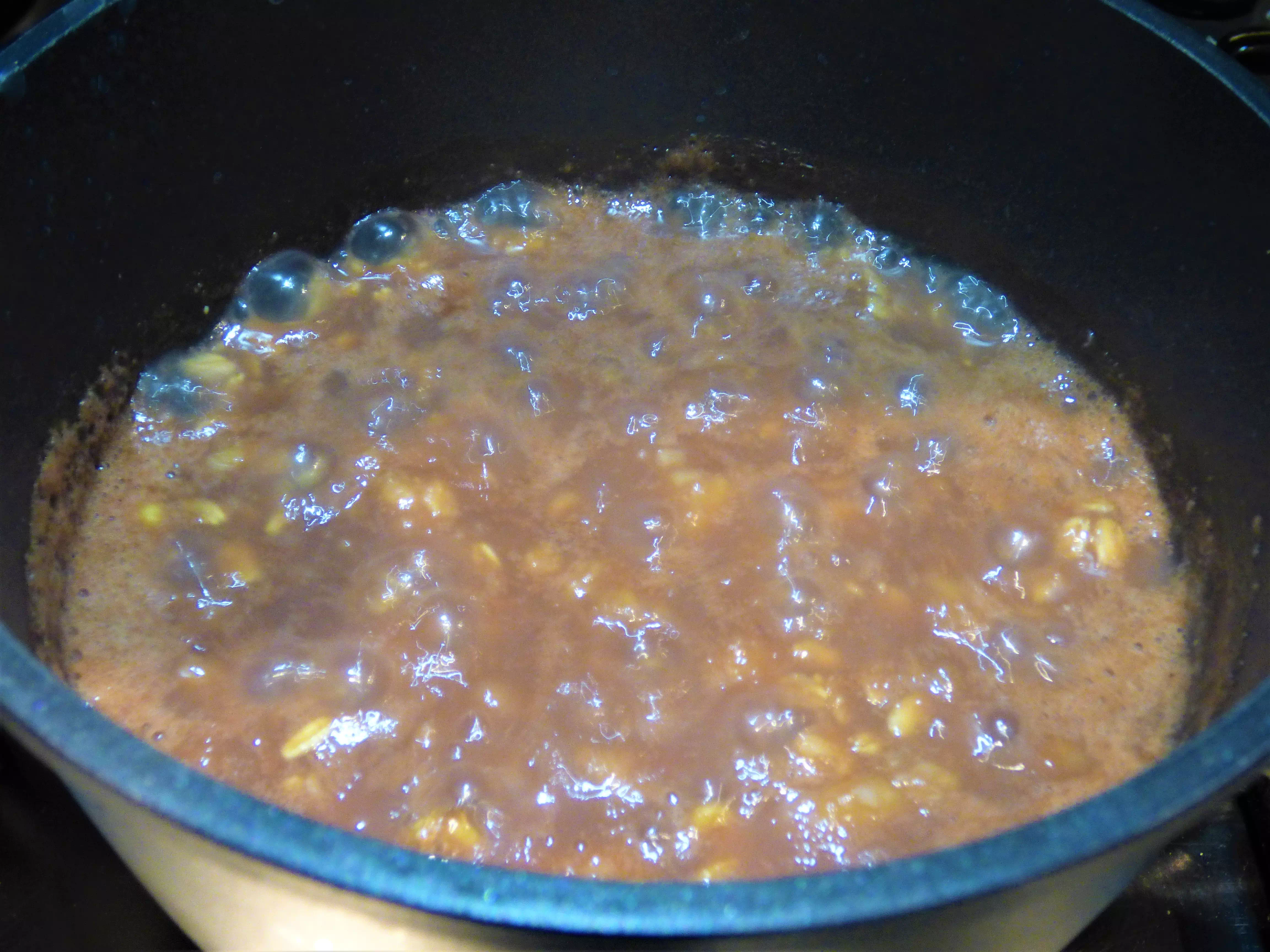 Foto porridge vegano di banana, noci e cioccolato