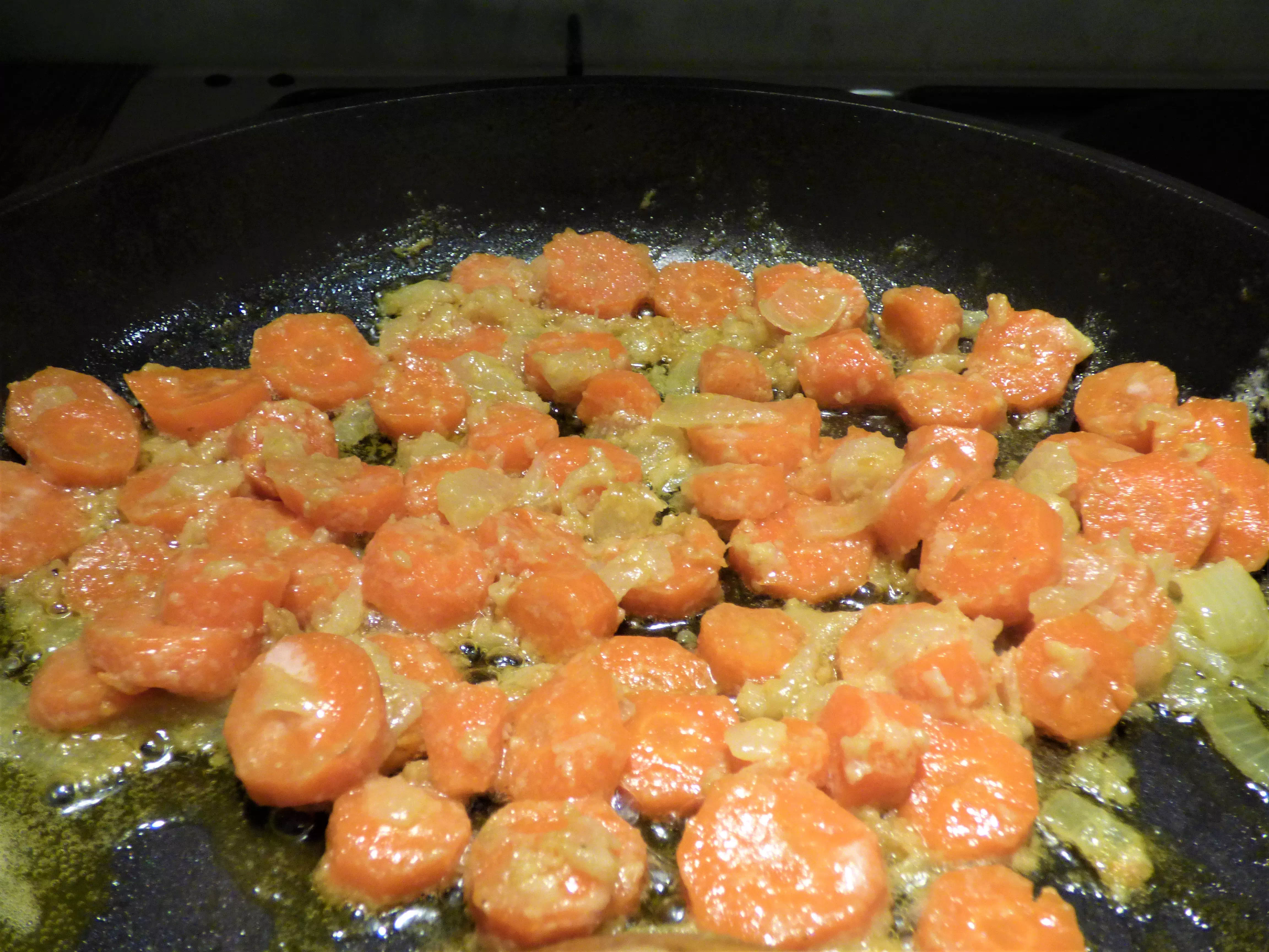 Foto cous cous con ceci speziati e verdure