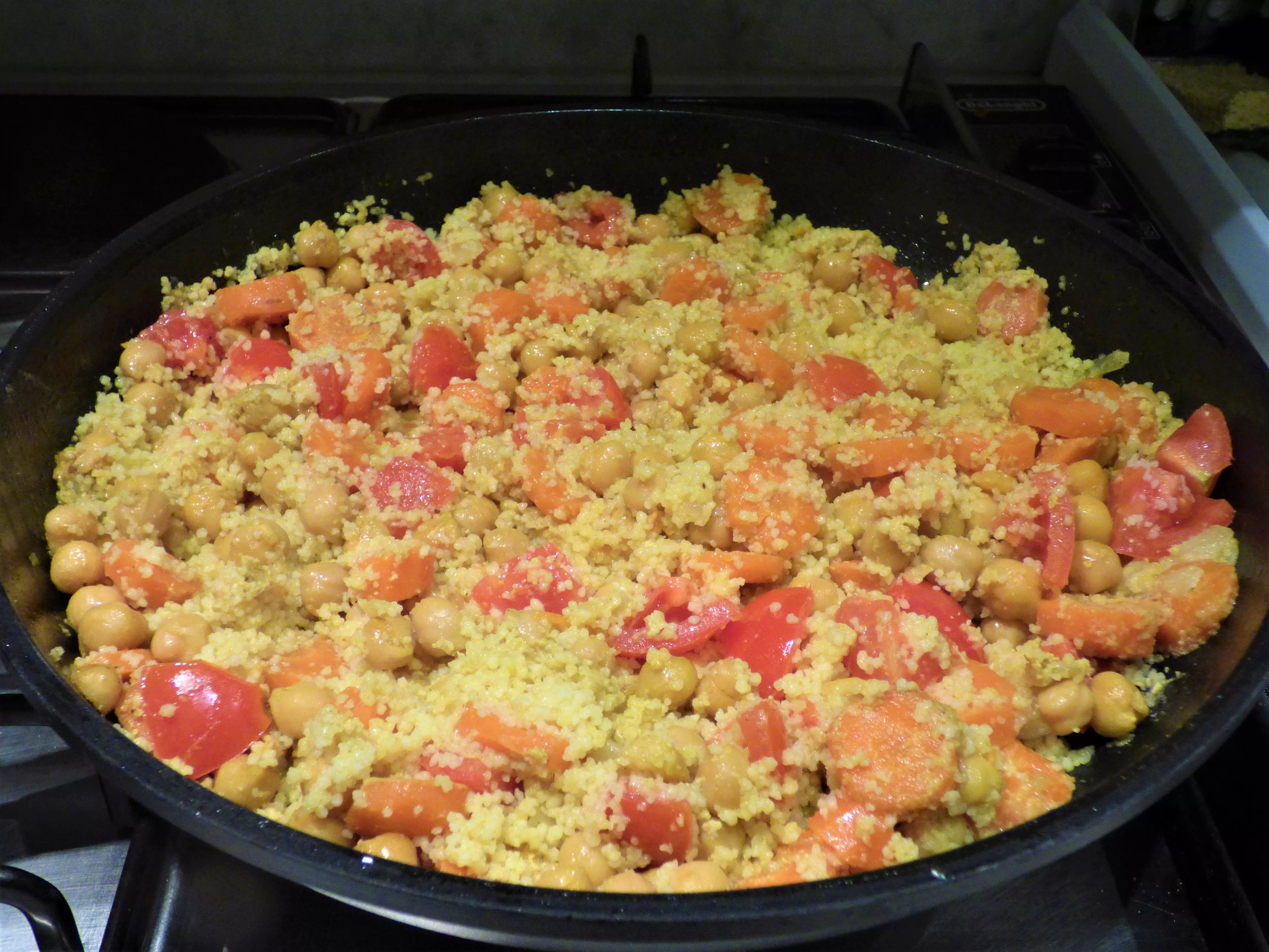 Foto cous cous con ceci speziati e verdure