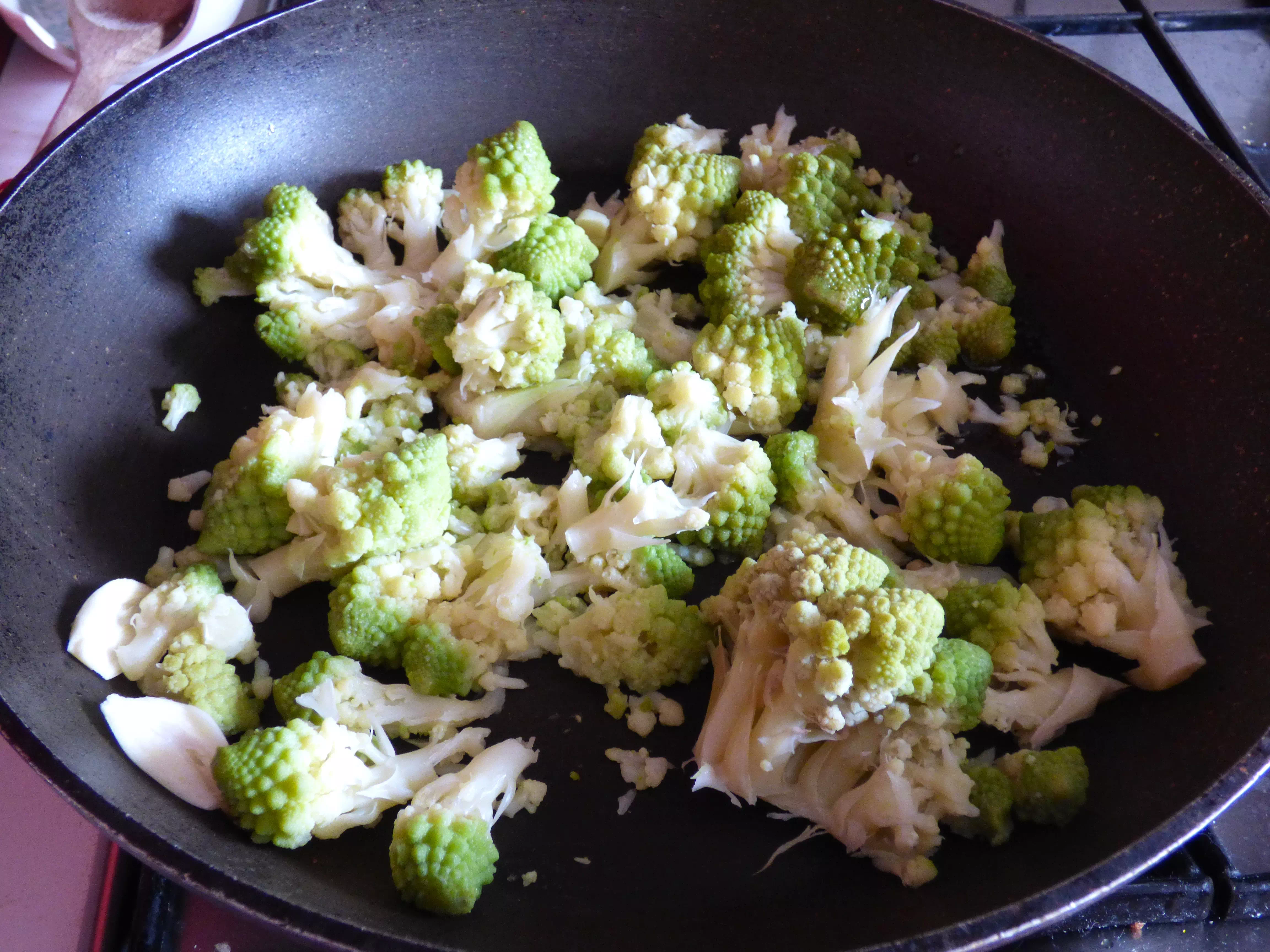 Foto pasta al broccolo romanesco, olive e pomodori secchi