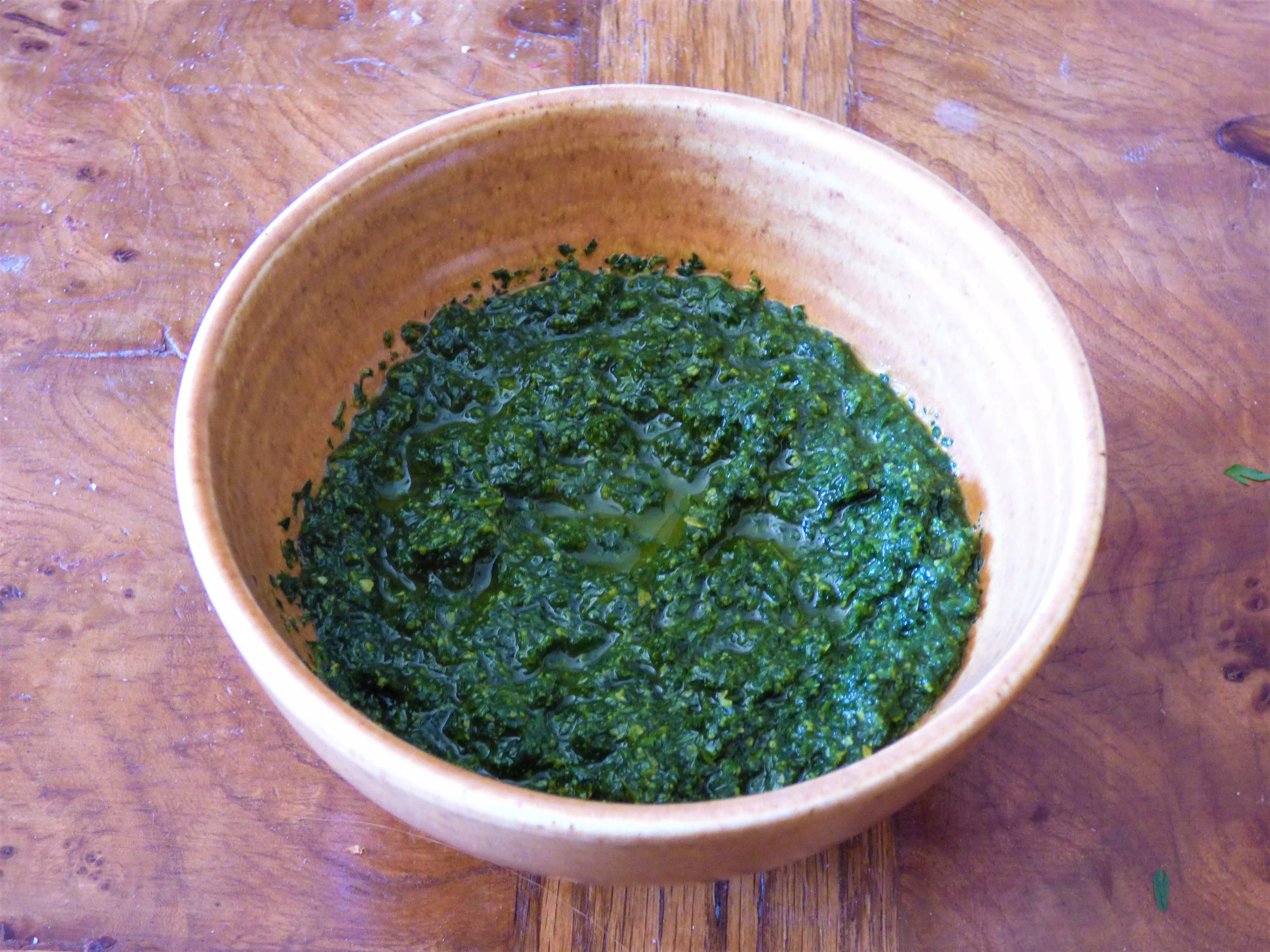 Foto pasta al pesto vegano di foglie di carote