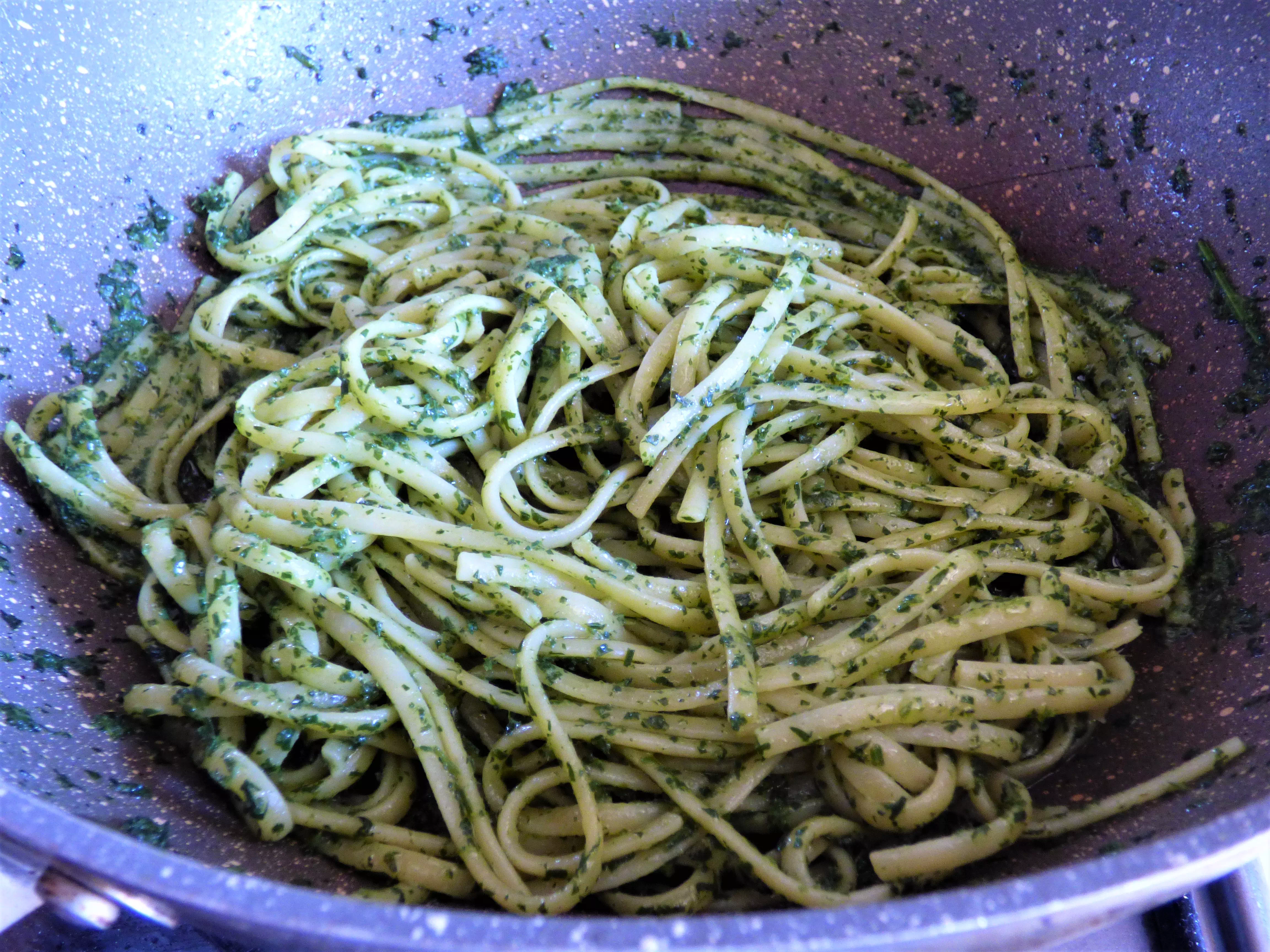 Foto pasta al pesto vegano di foglie di carote