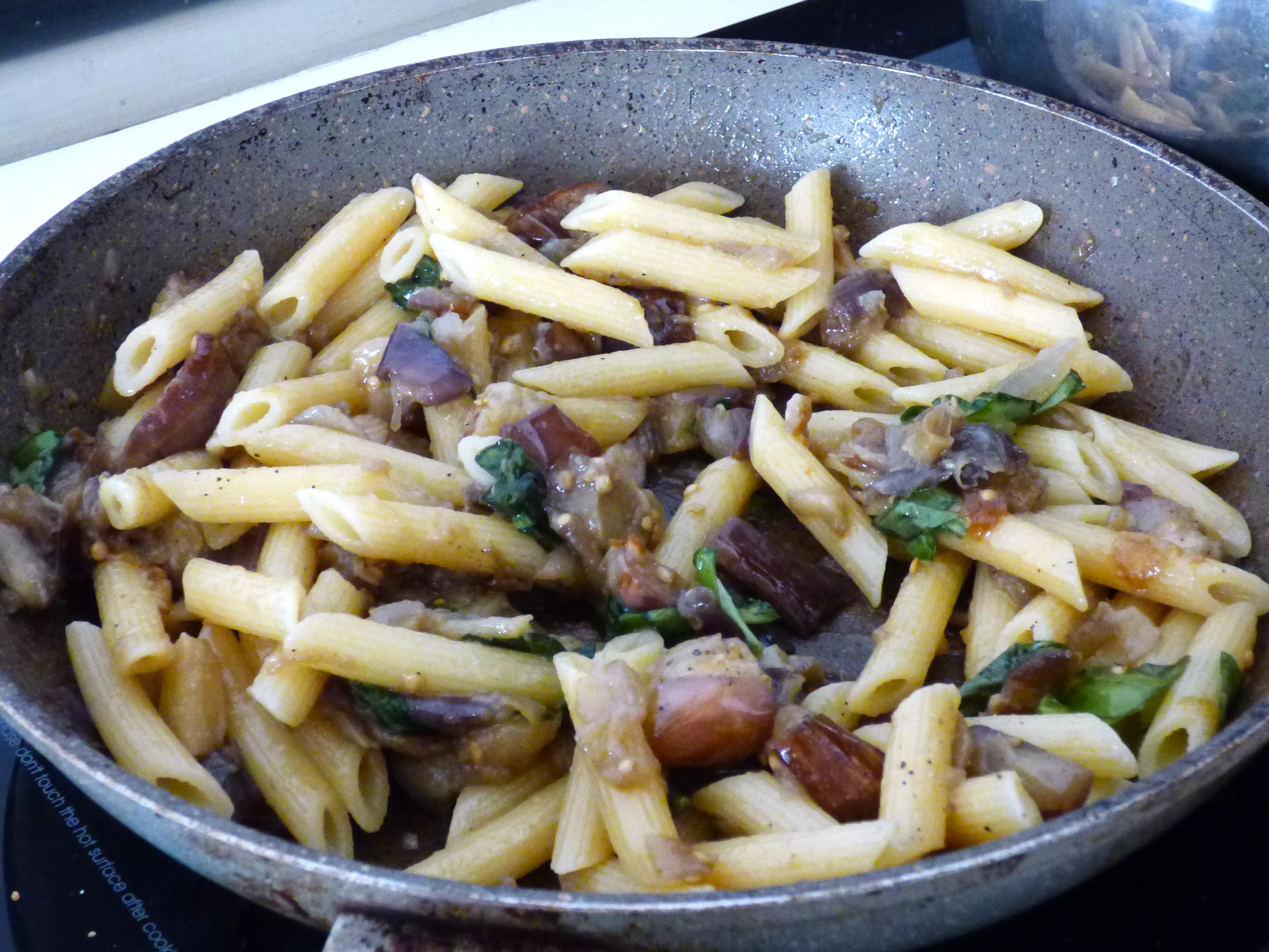 Foto pasta con melanzane e basilico