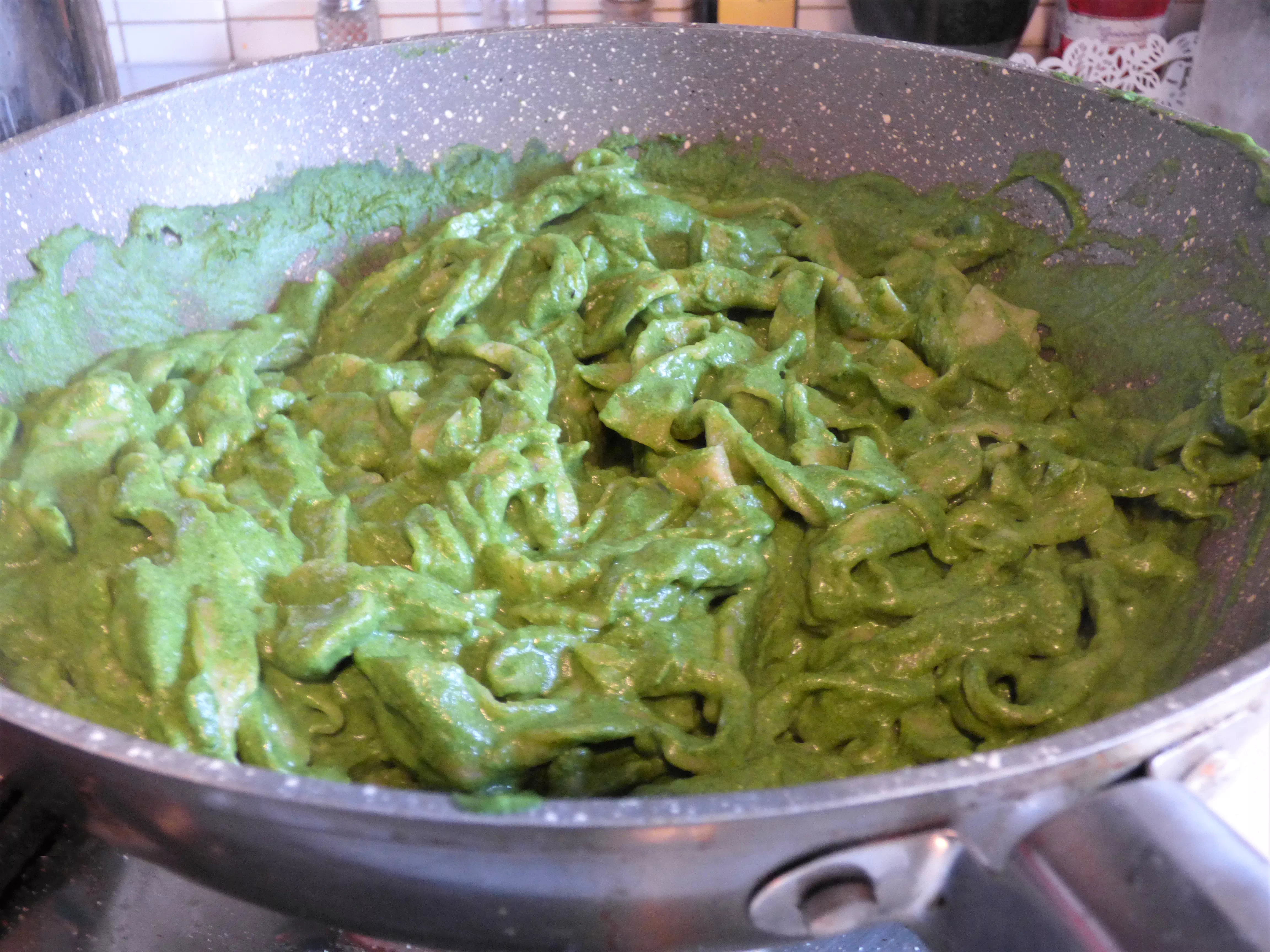 Foto pasta spinaci e ricotta di mandorle