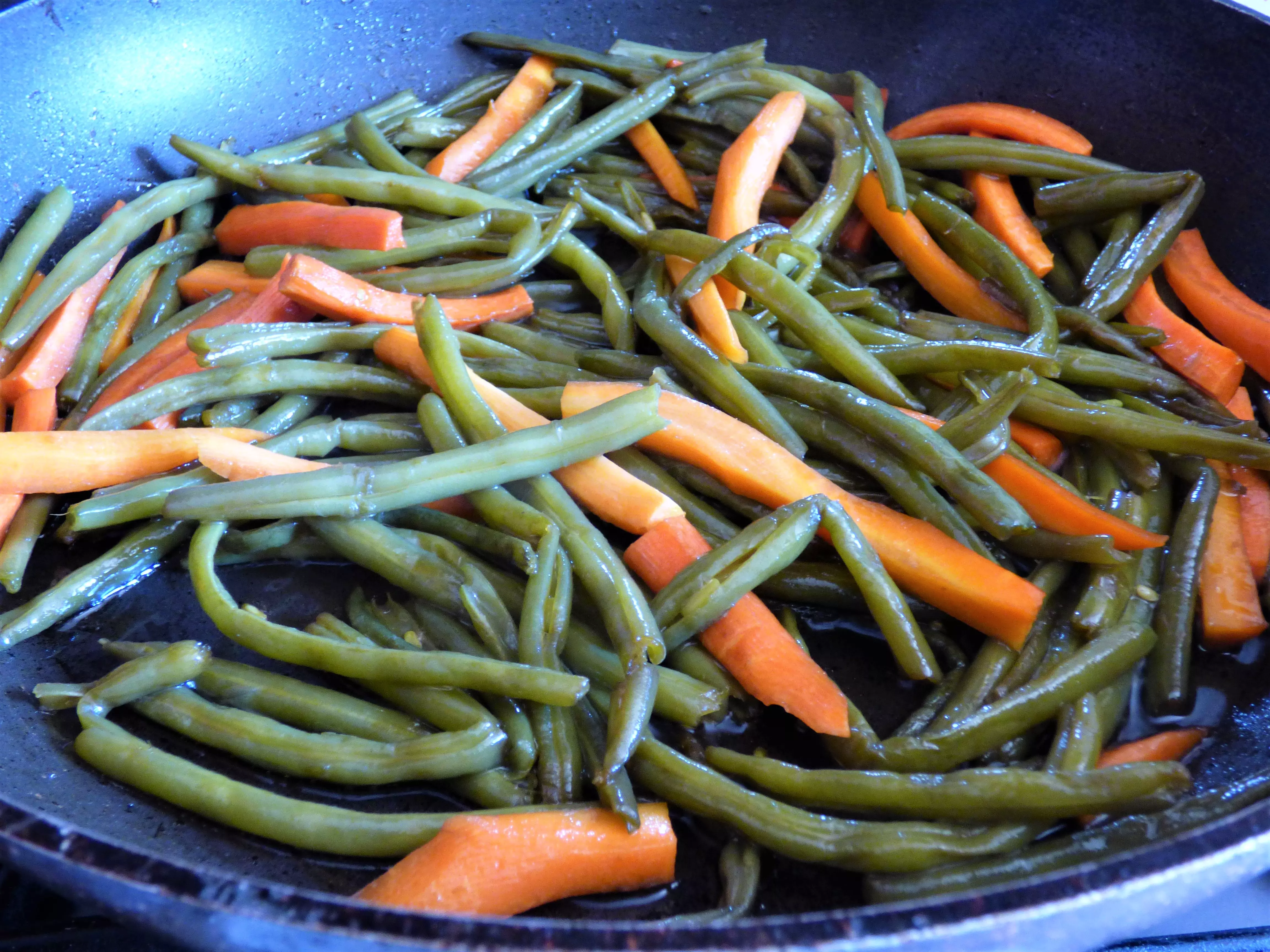 Foto riso all'orientale con verdure e tofu