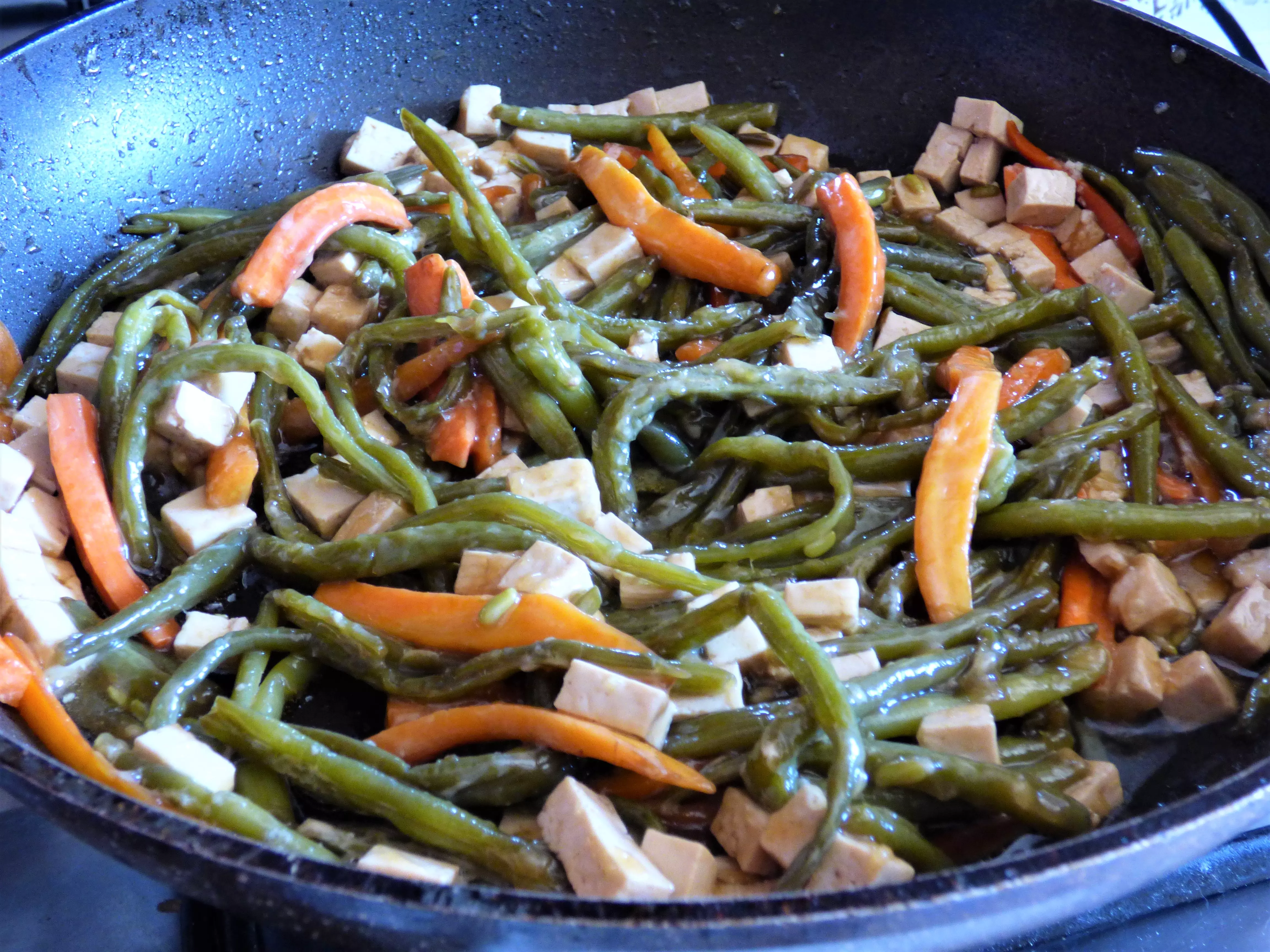 Foto riso all'orientale con verdure e tofu