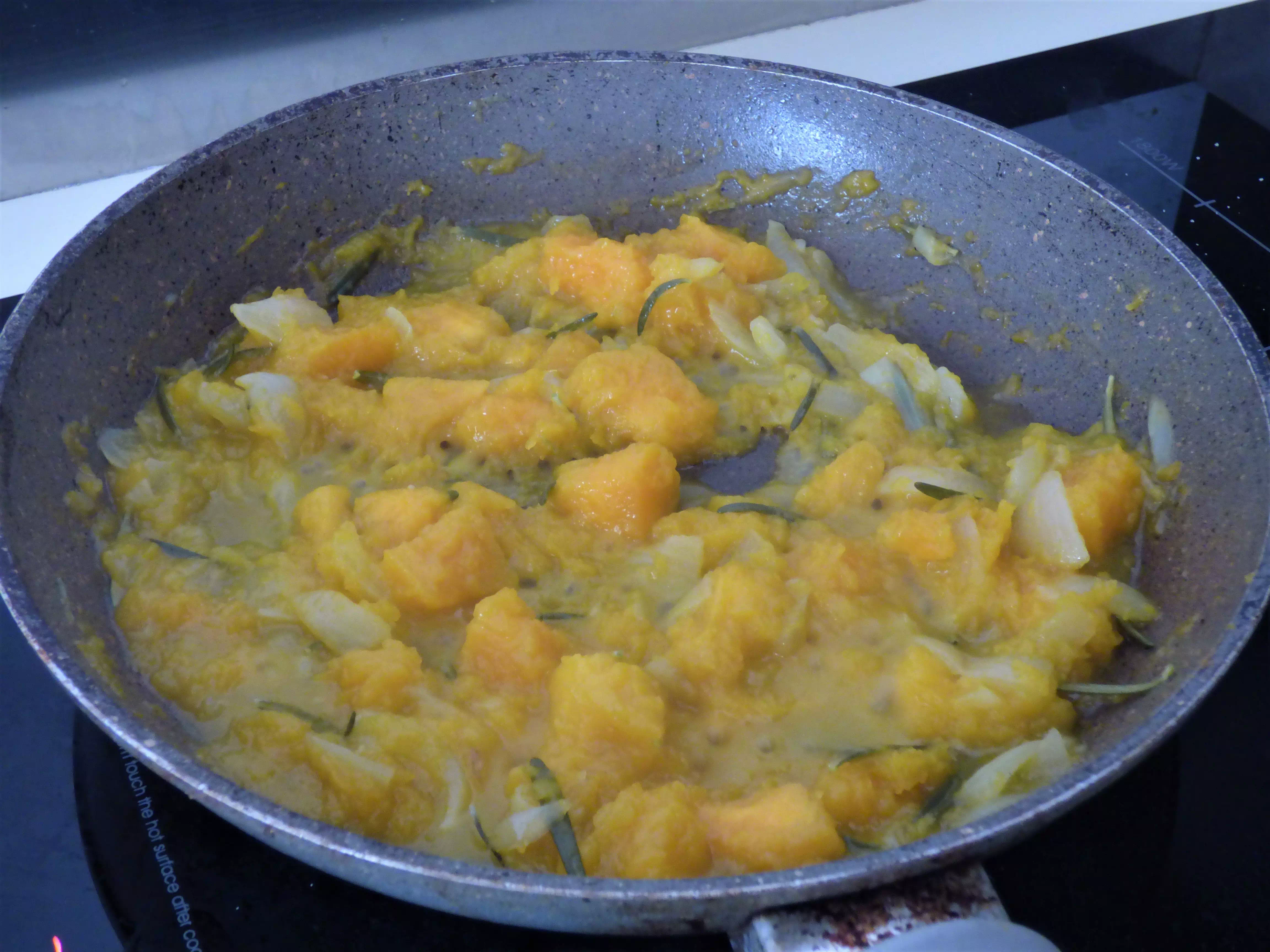 Foto risotto vegano alla zucca e rosmarino