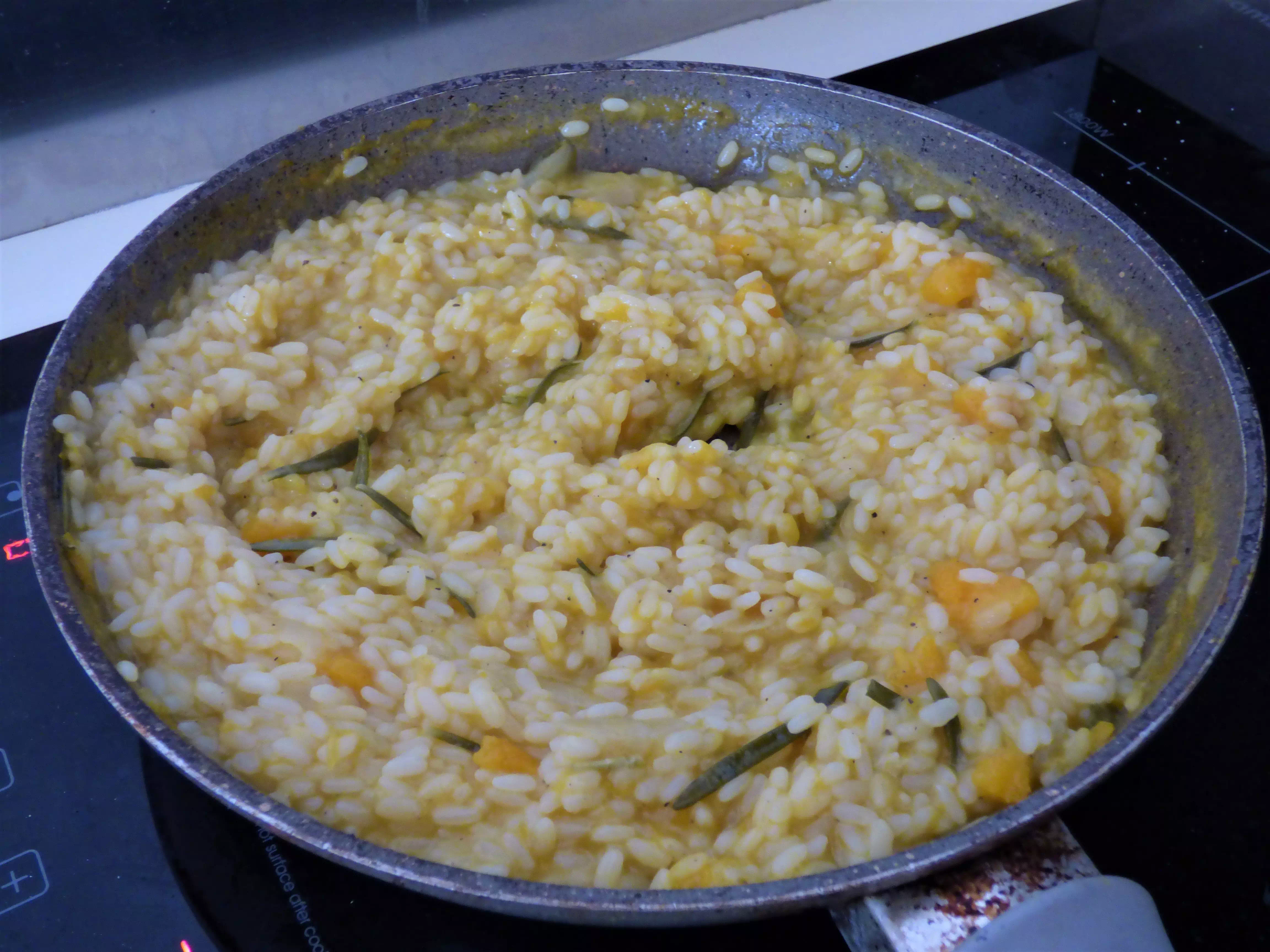 Foto risotto vegano alla zucca e rosmarino