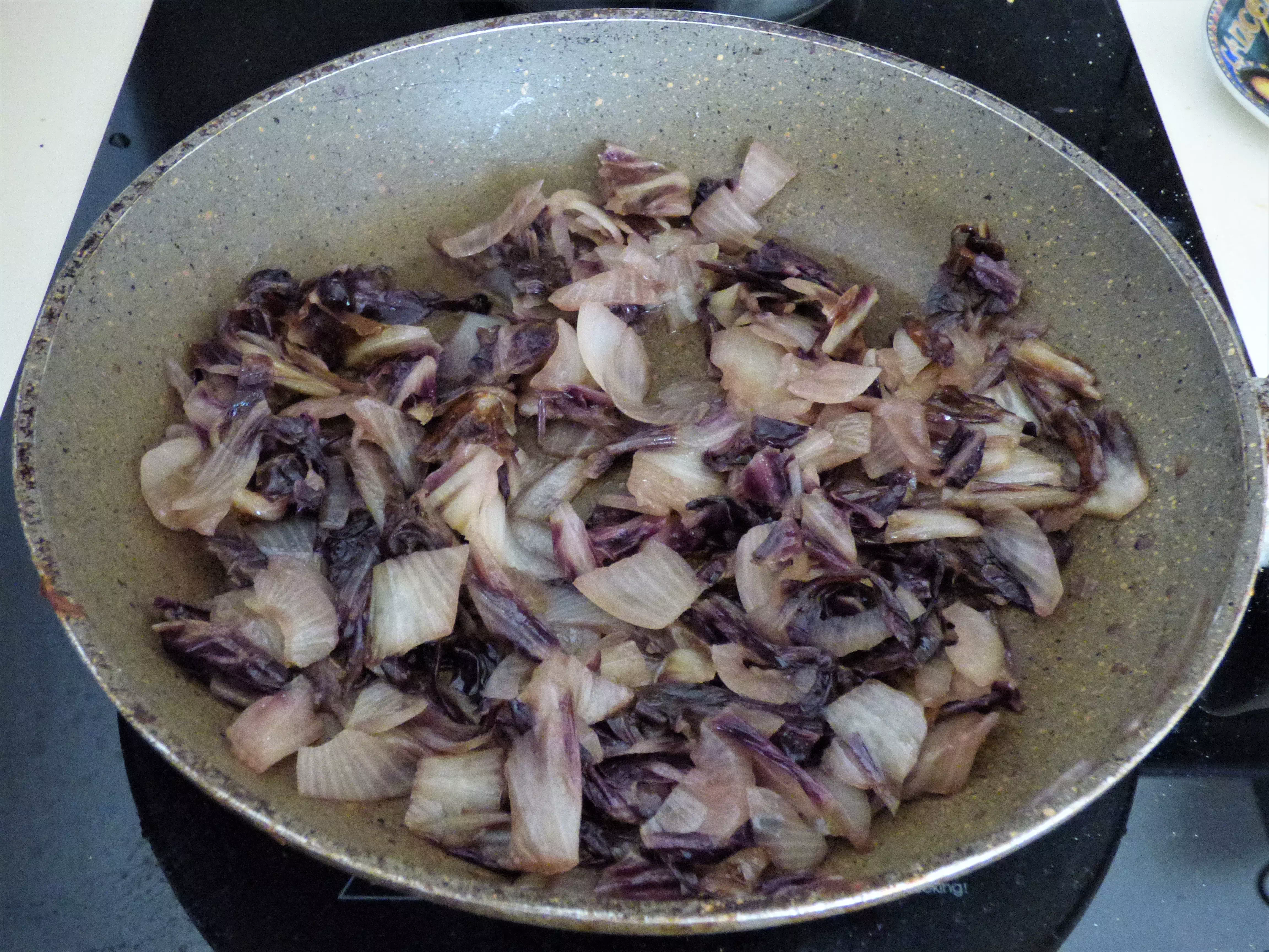 Foto risotto vegano al radicchio