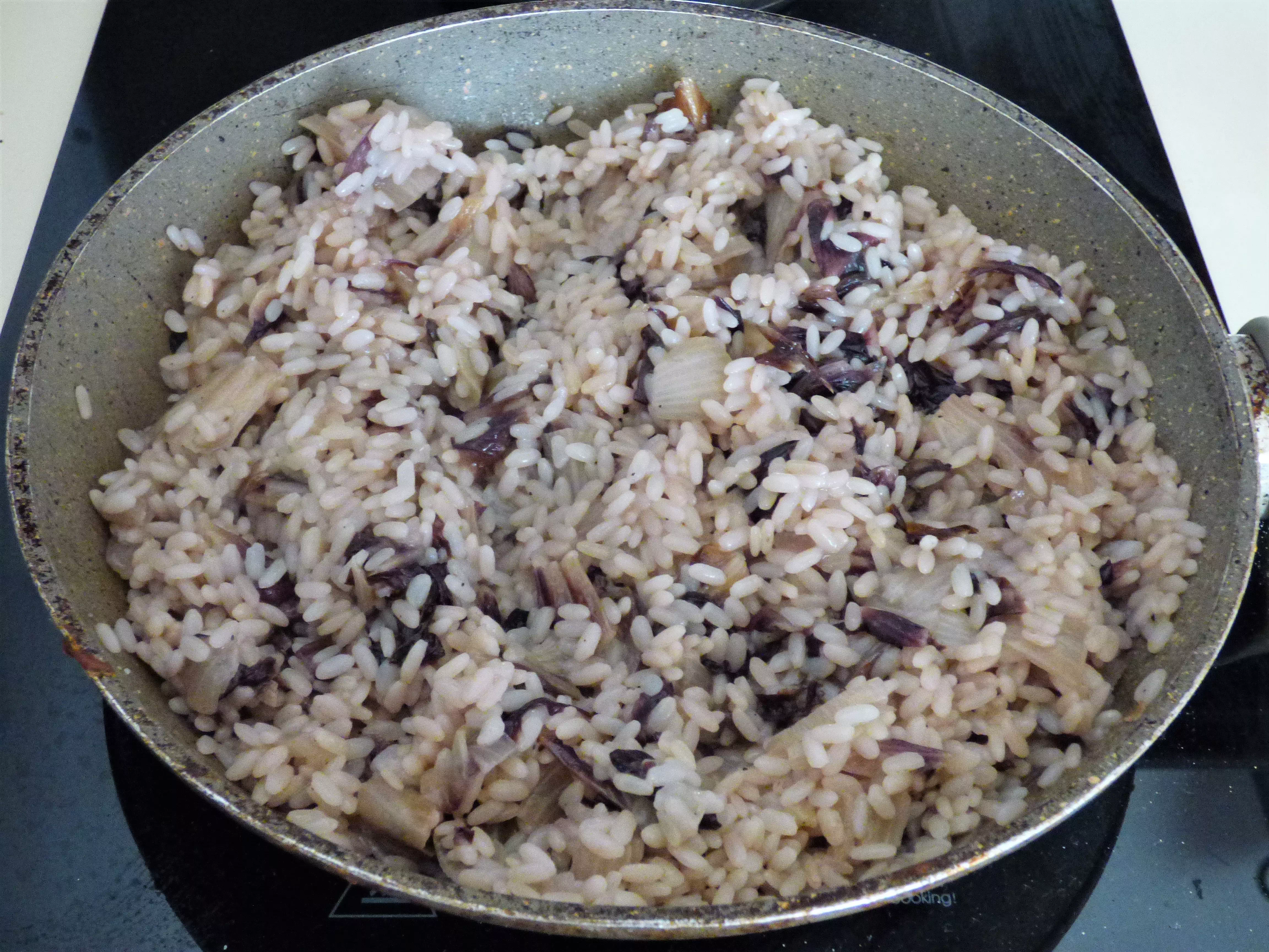 Foto risotto vegano al radicchio