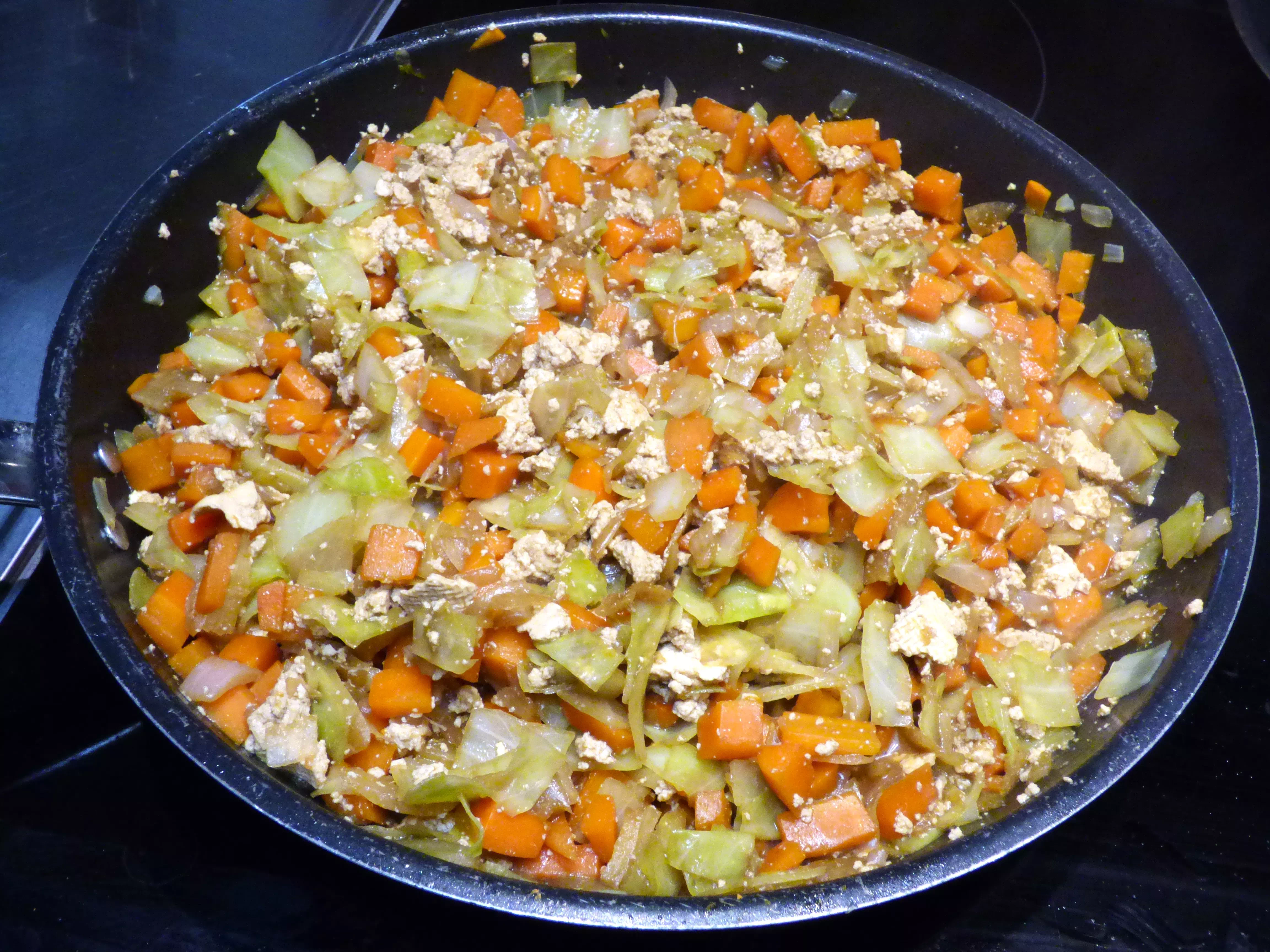 Foto spaghetti di riso con verdure e tofu