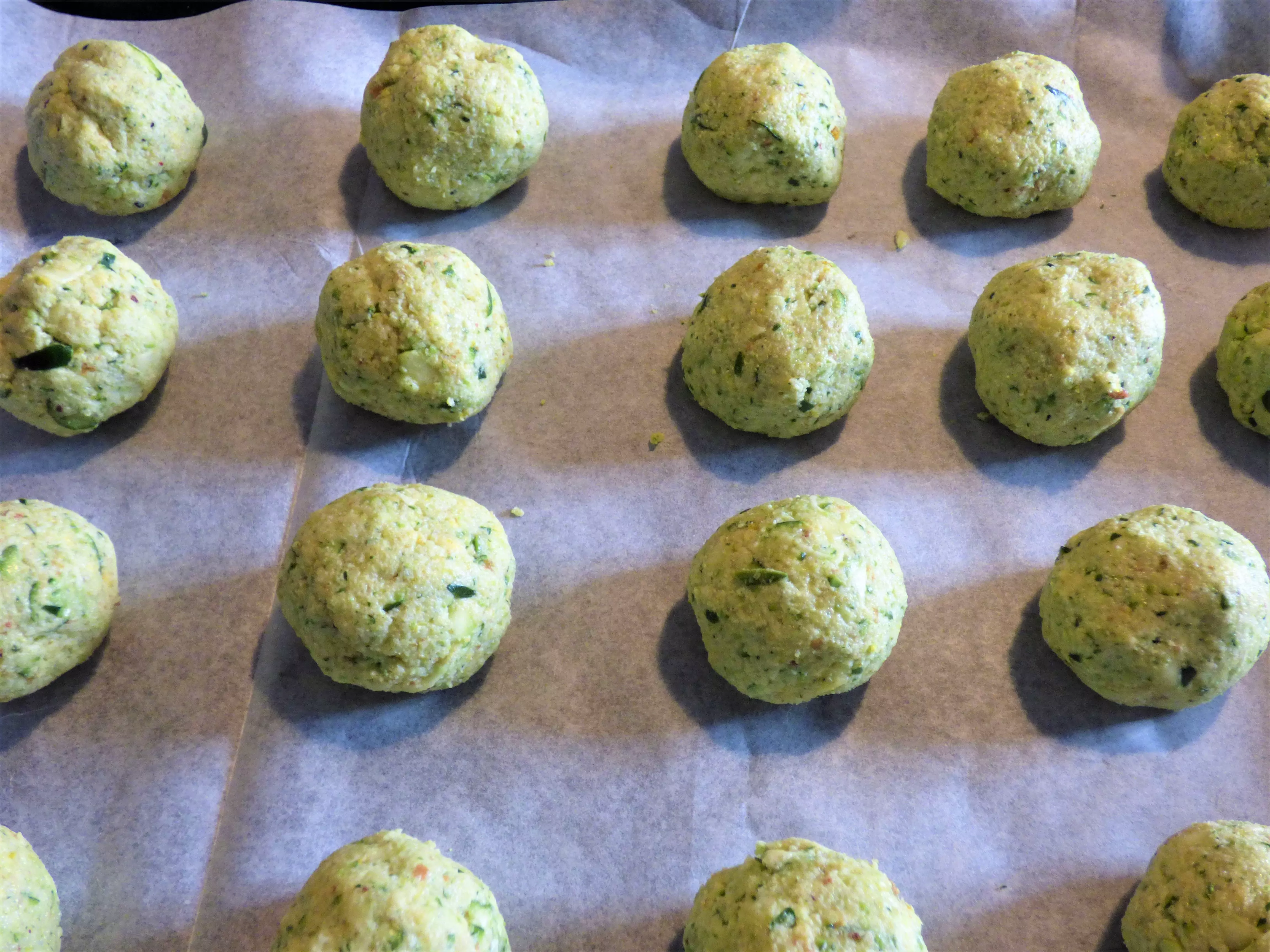 Foto polpette vegane di zucchine e ricotta di mandorle