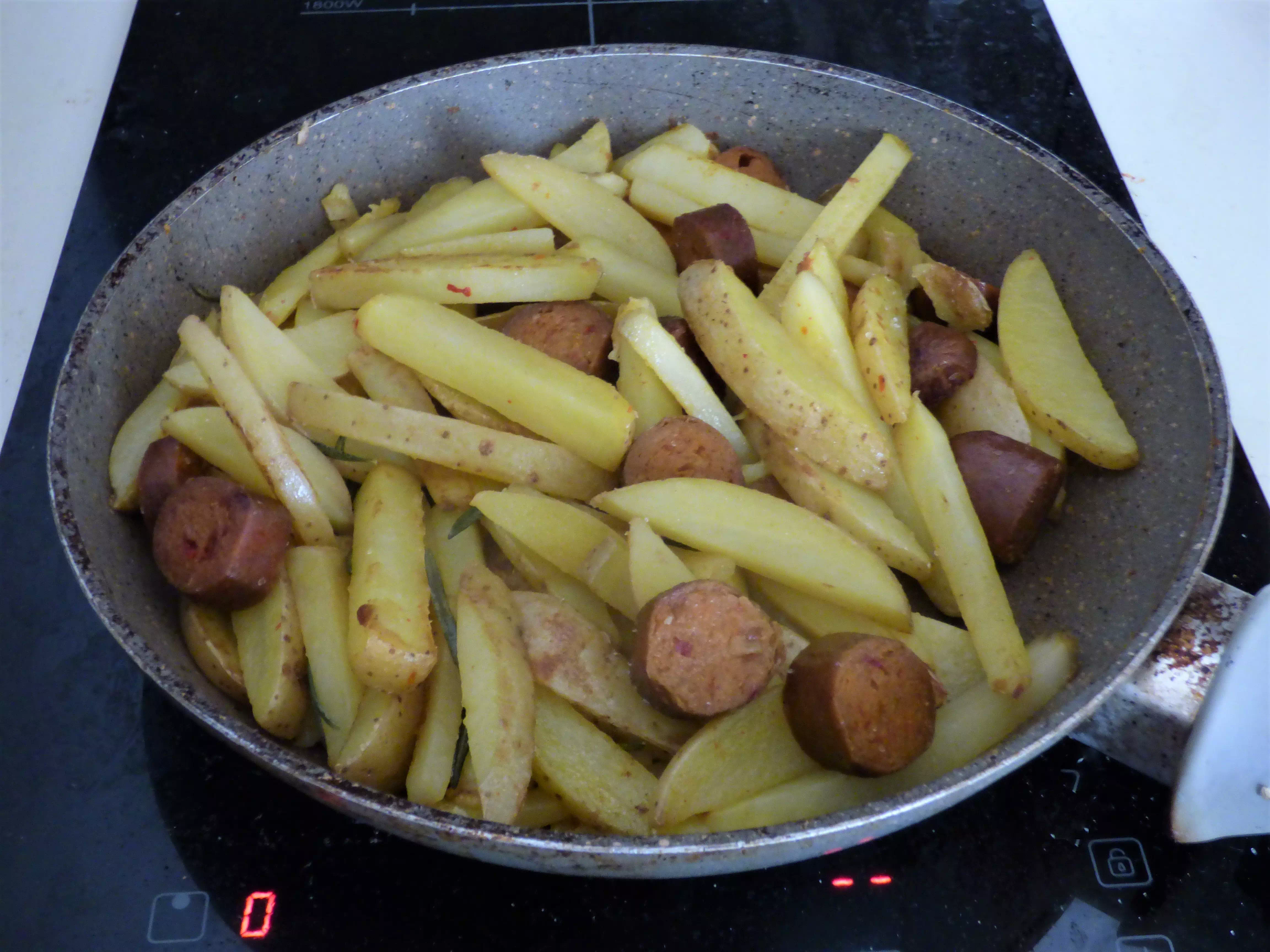 Foto salsiccia vegana e patate