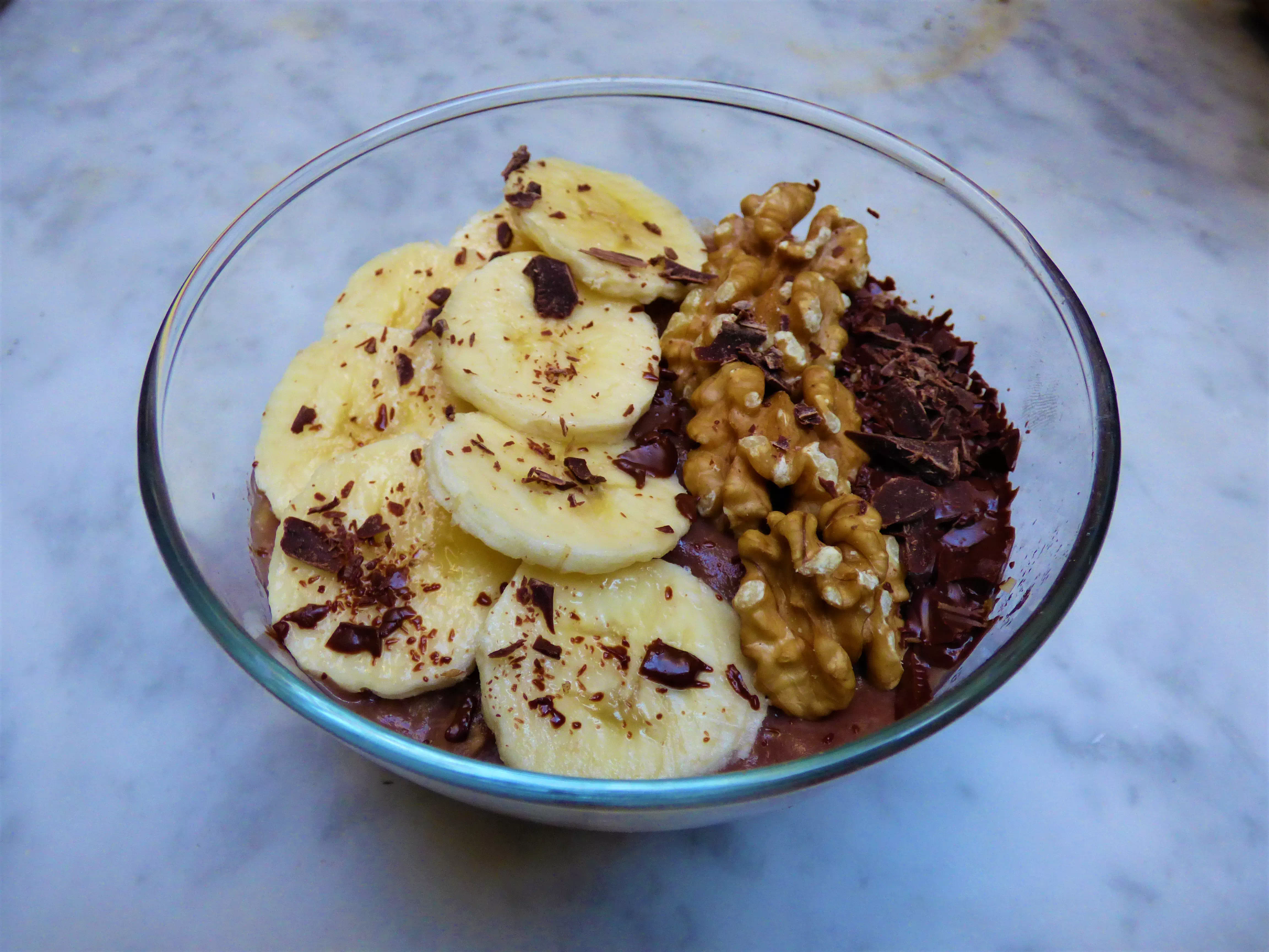 Porridge vegano di banana, noci e cioccolato