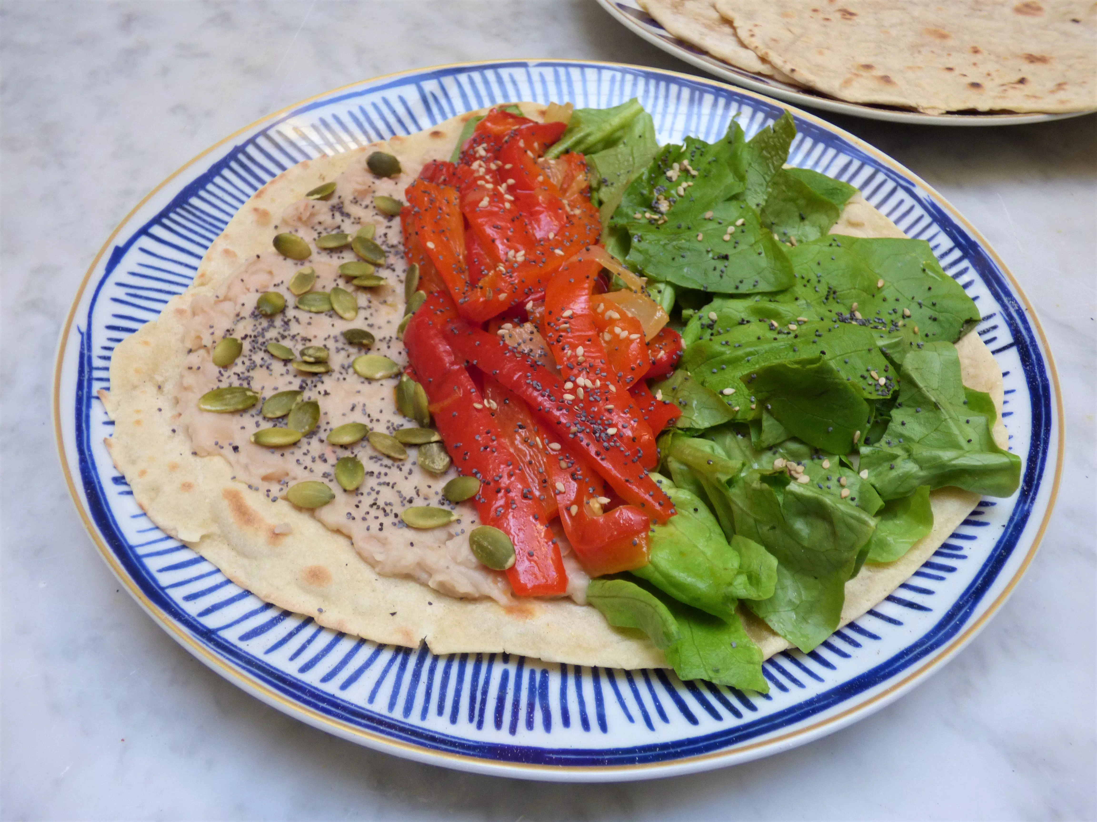 Spelt piadina with hummus and vegetables