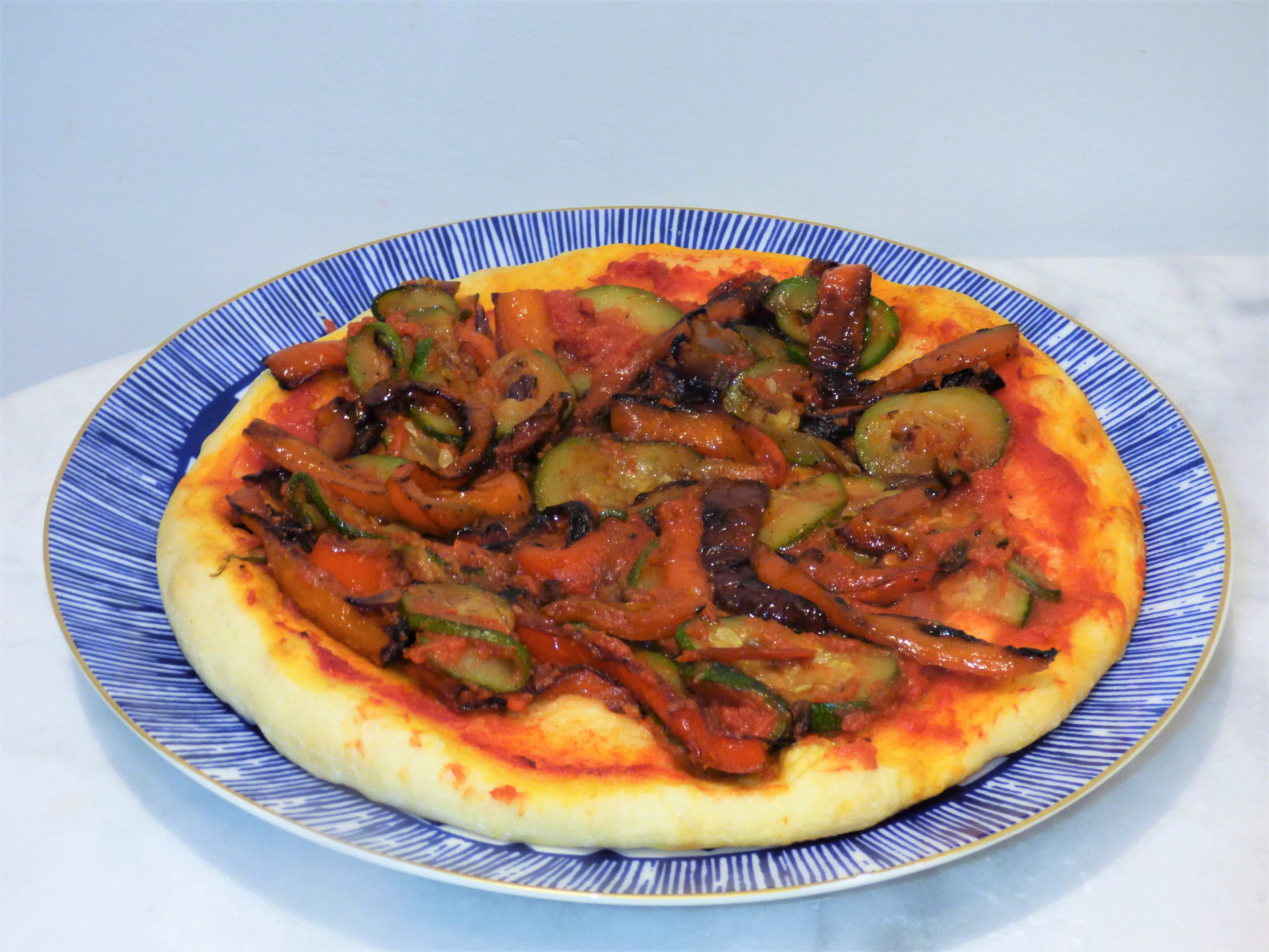 Foto pizza vegana alle verdure