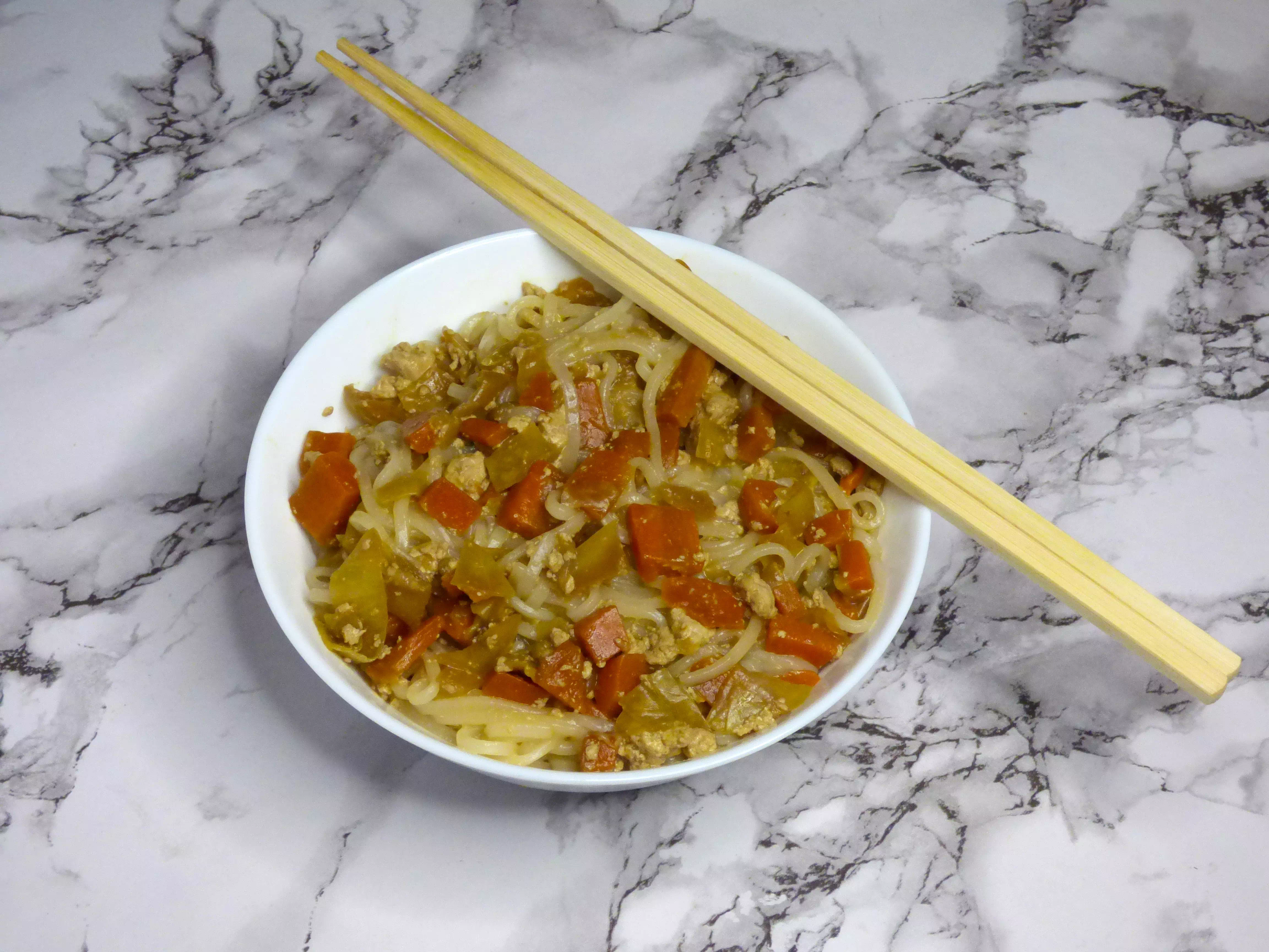 Spaghetti di riso con verdure e tofu